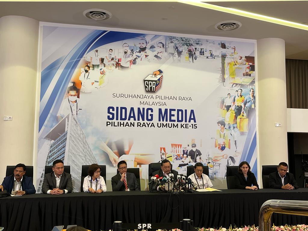 选委会主席:希盟暂以28席领先