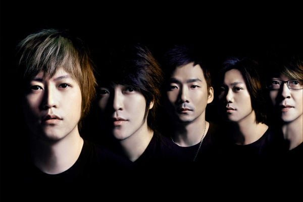 遭爆让百临演乐器淋雨 五月天挨轰糟蹋人