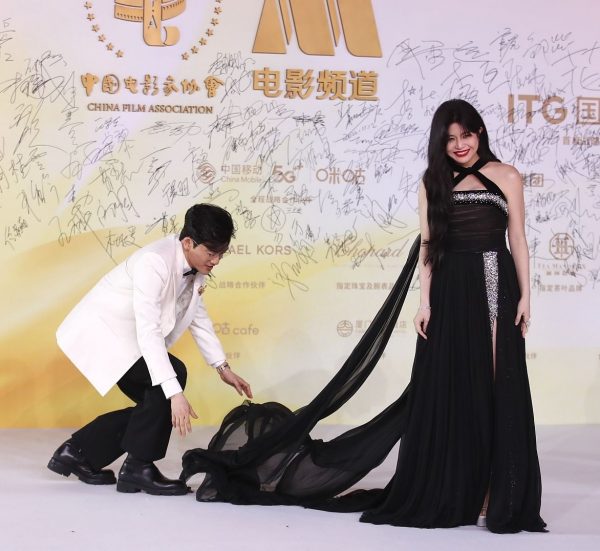 金鸡造型翻车|陈妍希臃肿壮实 关晓彤勒出赘肉