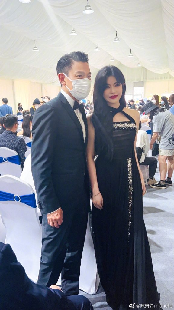 金鸡造型翻车|陈妍希臃肿壮实 关晓彤勒出赘肉