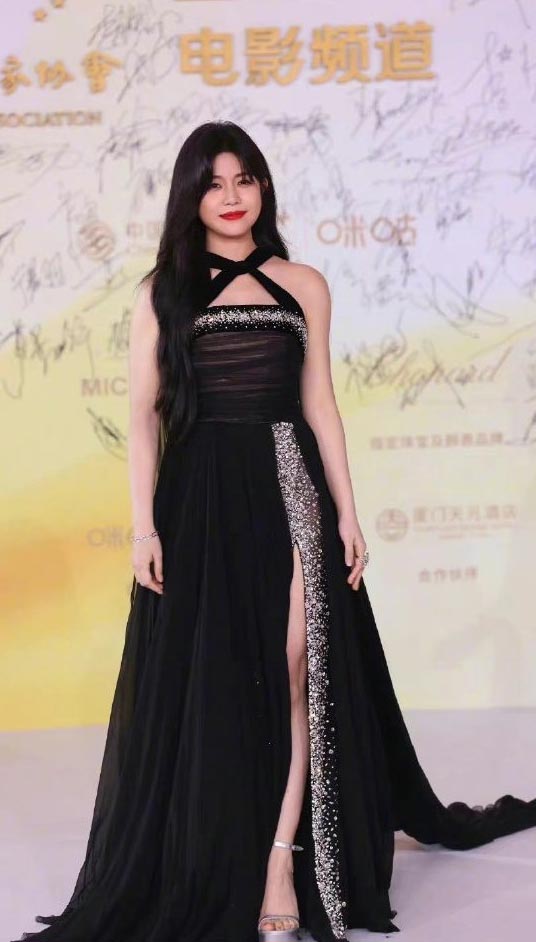 金鸡造型翻车|陈妍希臃肿壮实 关晓彤勒出赘肉