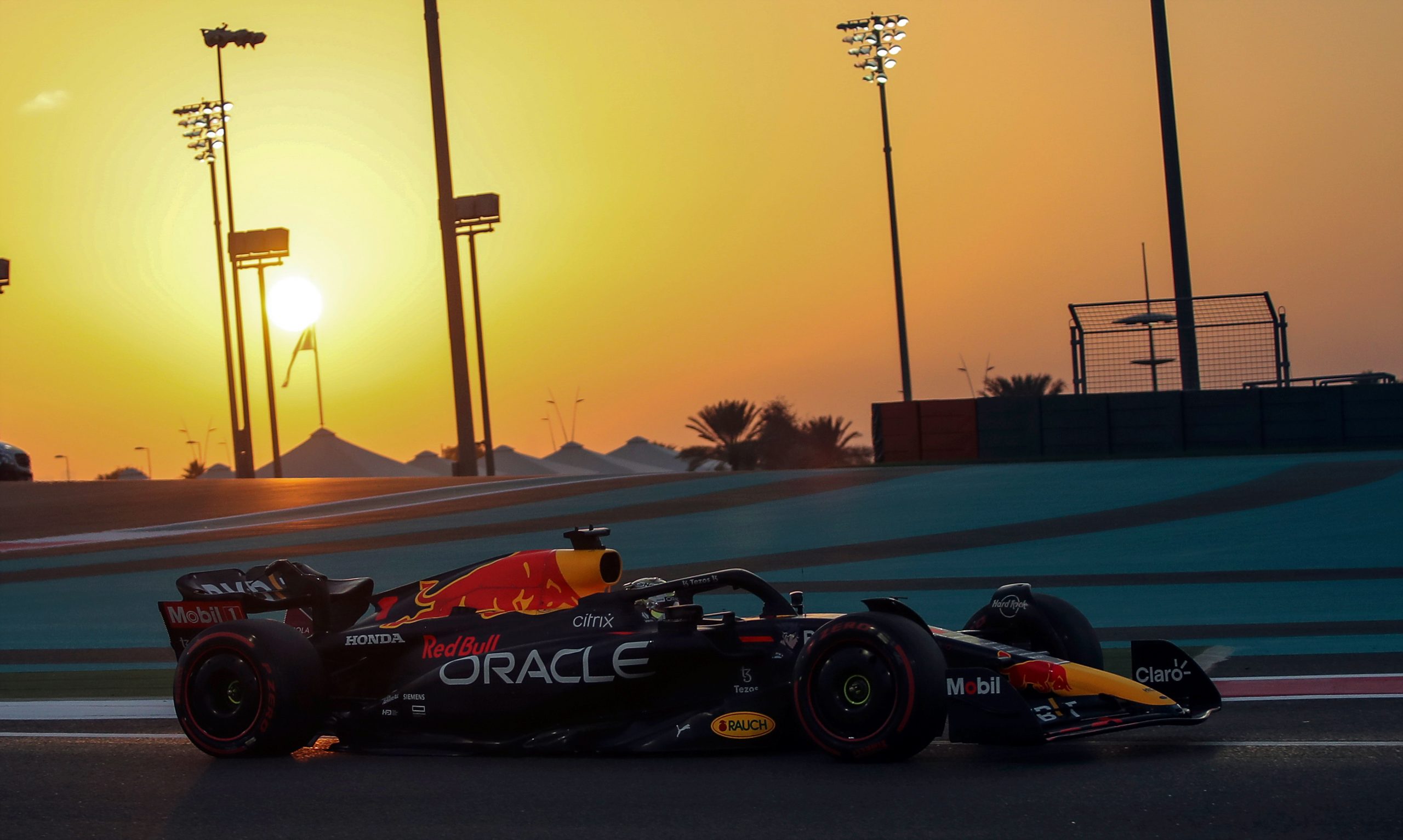 阿布扎比站F1大赛车| 维特尔退役倒计时 维斯塔潘称霸首日练习