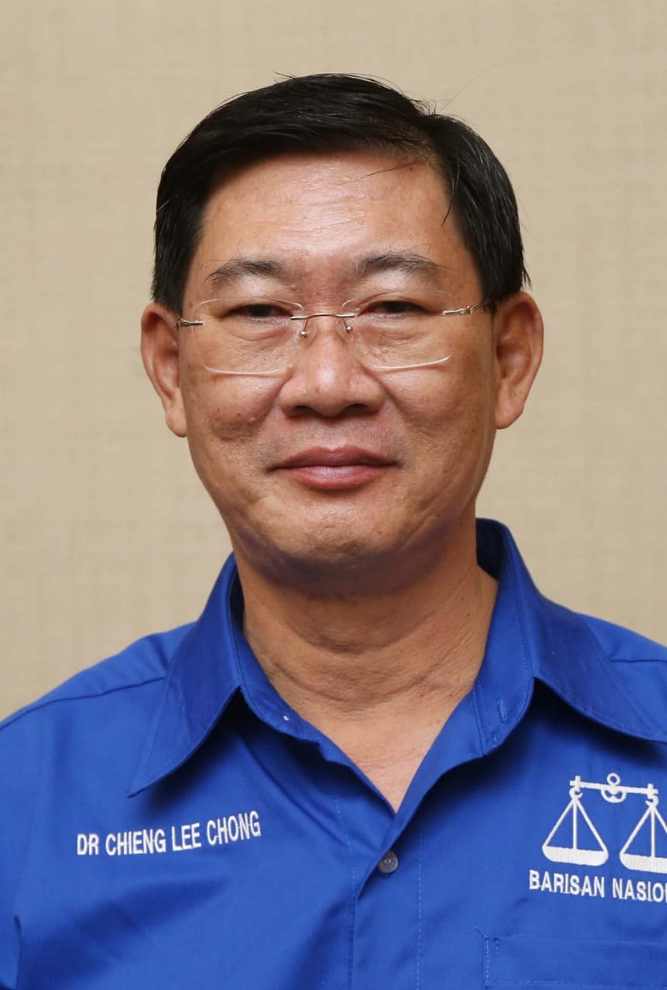  霹／第二版左头／【哨声吹响】／原任曼绒市议员7人上阵大选