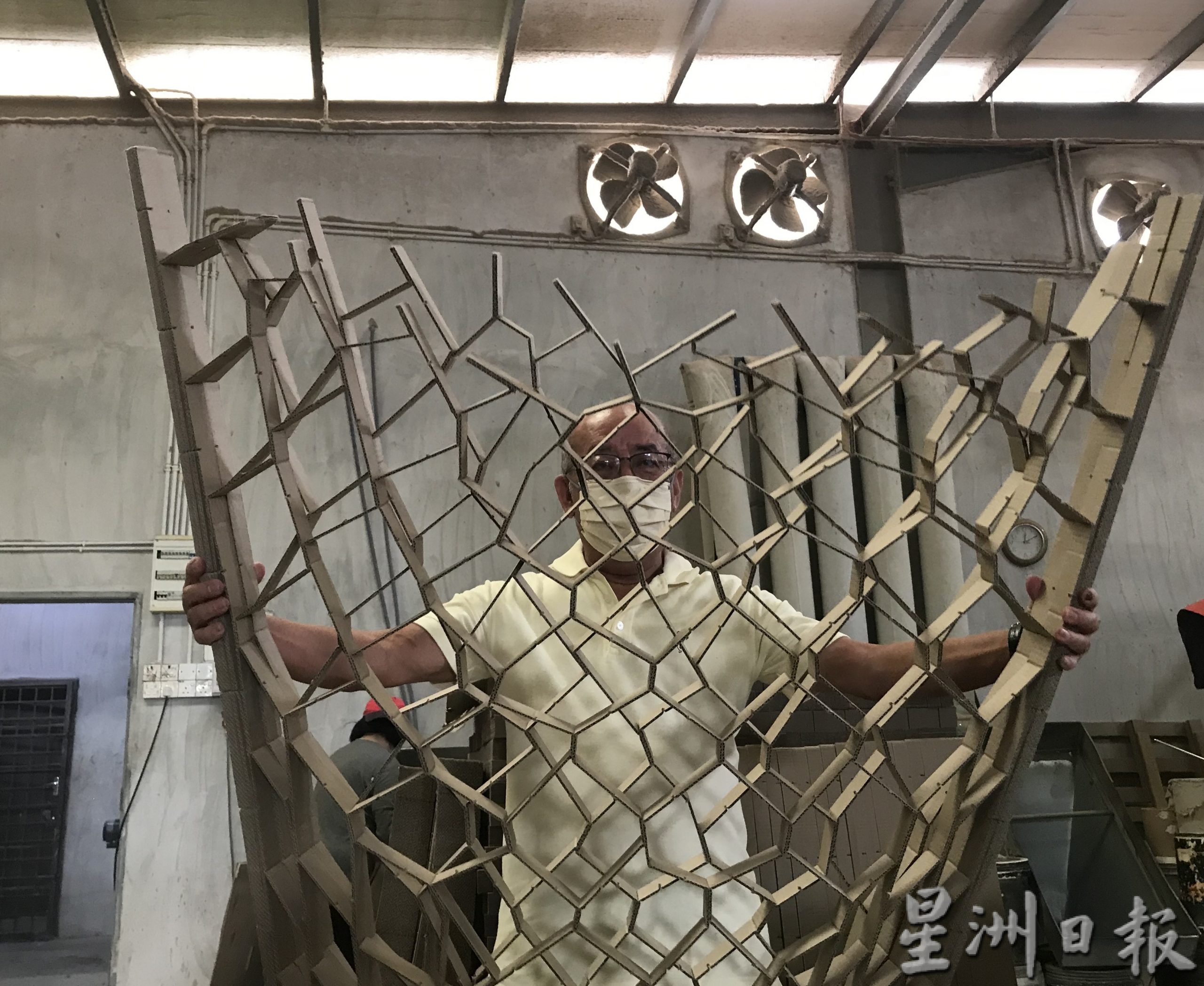 霹：30日见报／封底主文／【它的诞生】蜂窝纸