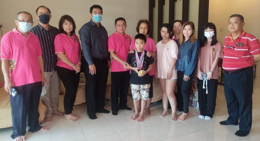 霹:【叮咚,家访啊】安顺巴硕伯打马州席/国阵马华候选人江顺进