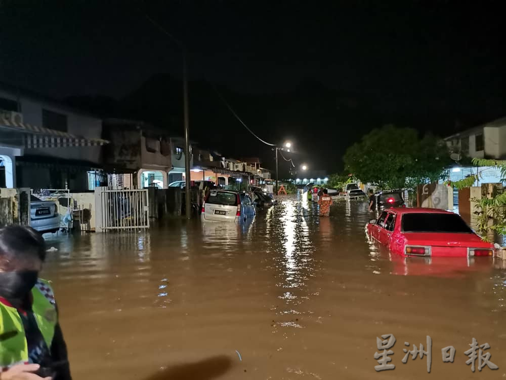 霹：封面主文／雨季汽车提防积水 水位超过轮胎半身勿经过