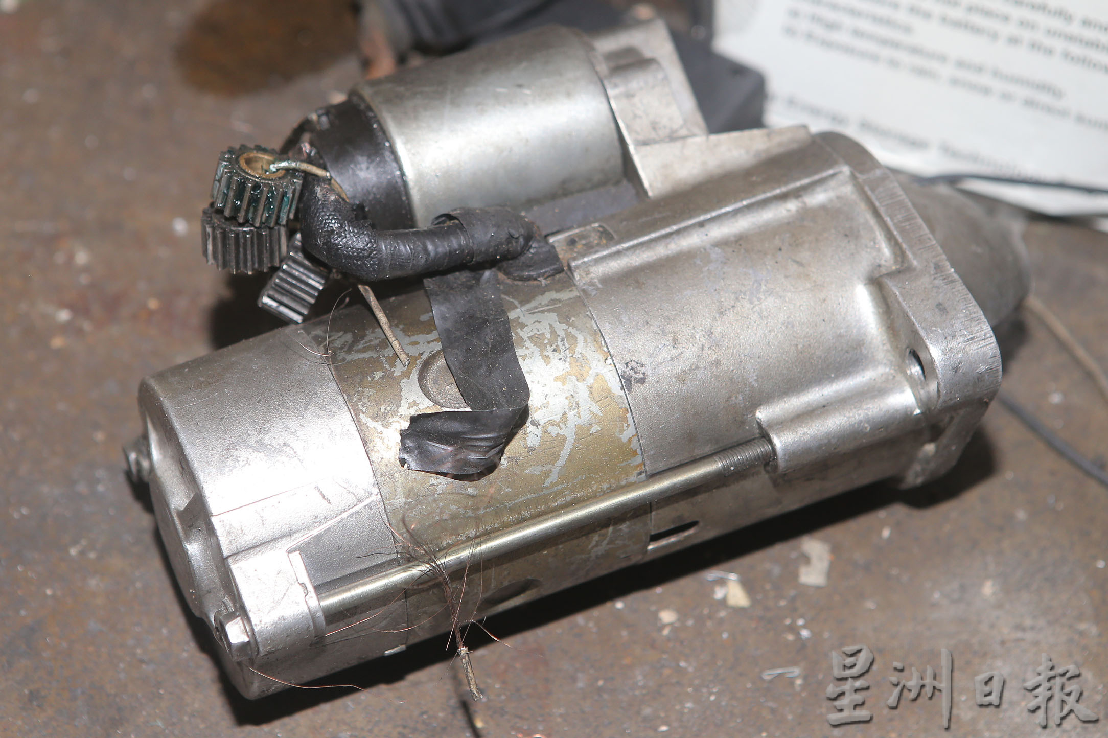 霹:封面主文/雨季汽车提防积水 水位超过轮胎半身勿经过