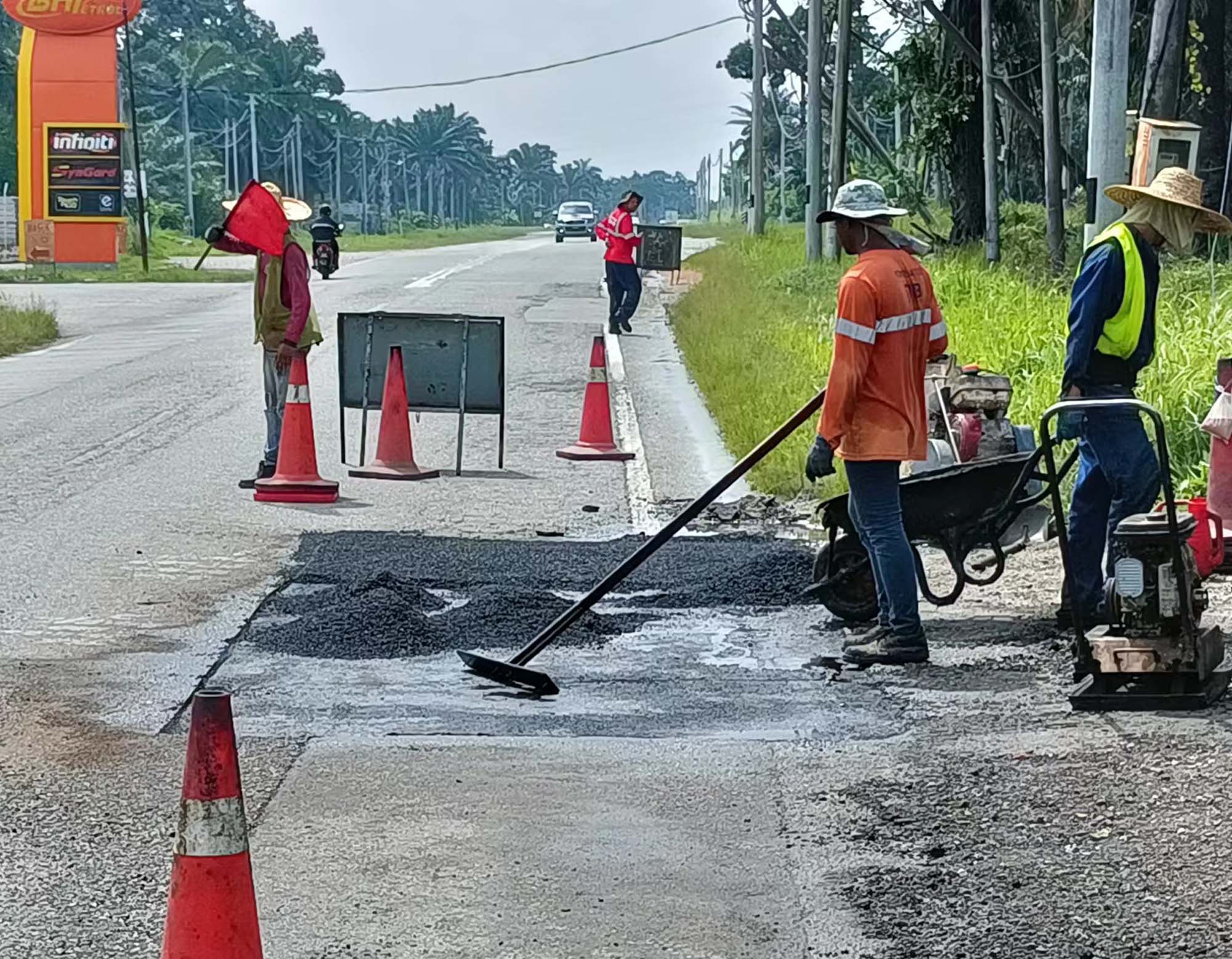 霹：版头／雨季来临 路洞处处易造成车子爆胎