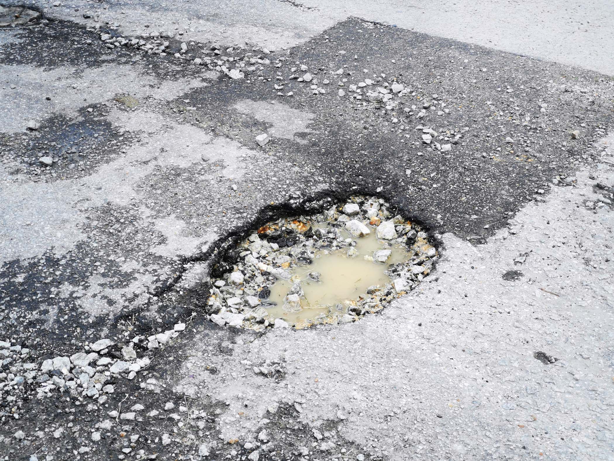 霹：版头／雨季来临 路洞处处易造成车子爆胎