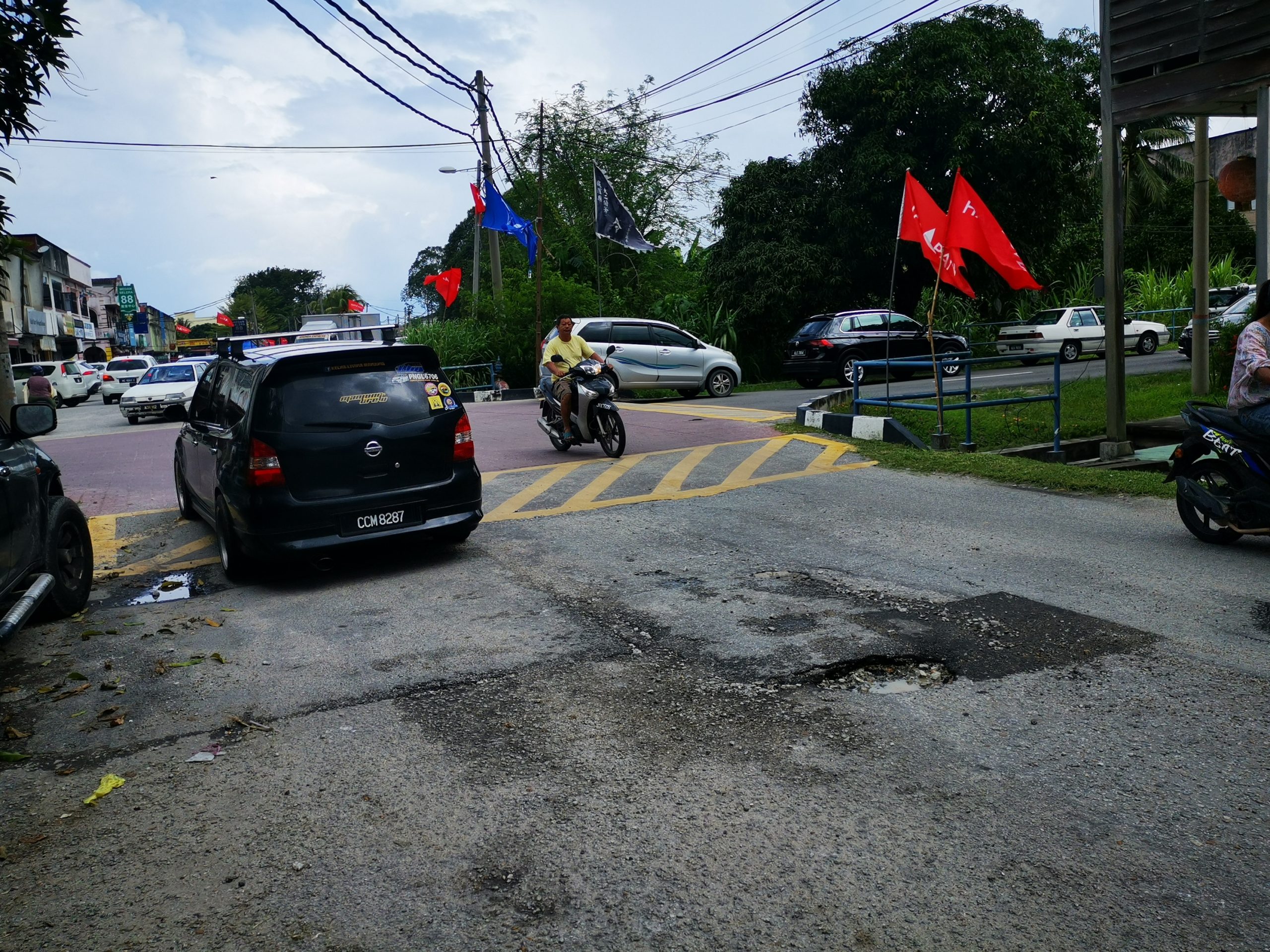 霹：版头／雨季来临 路洞处处易造成车子爆胎
