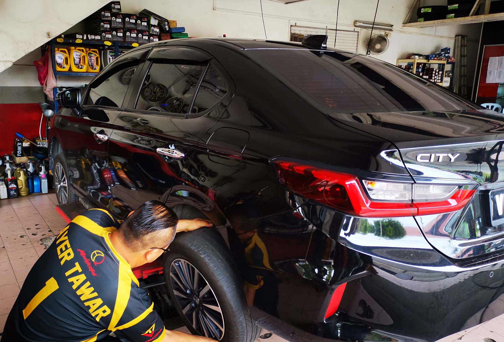 霹：版头／雨季来临 路洞处处易造成车子爆胎