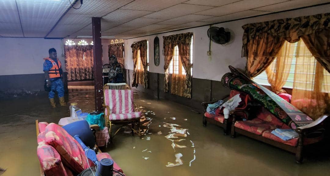 霹:第二版头/昨日豪雨造成居民漏夜疏散至疏散中心
