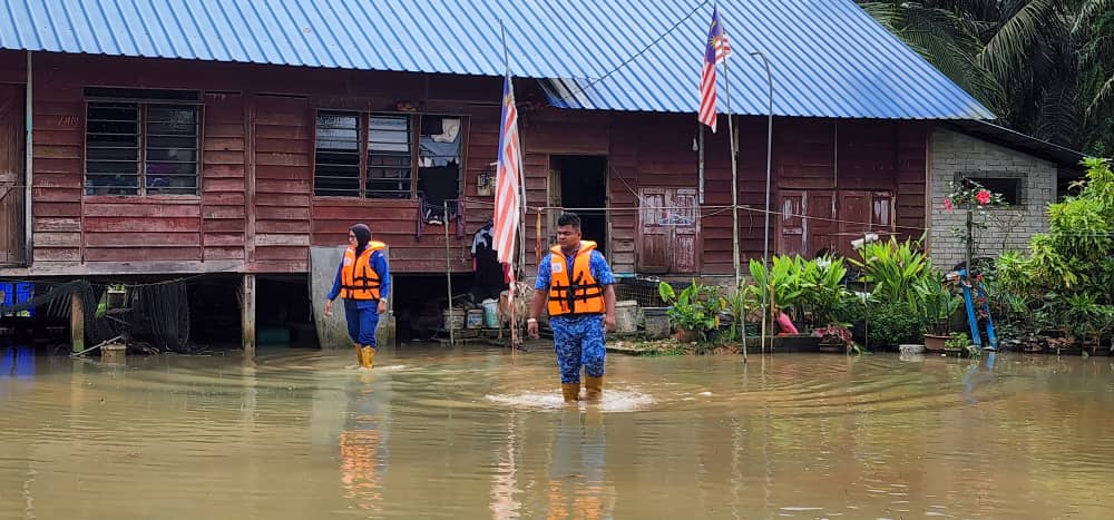 霹:第二版头/昨日豪雨造成居民漏夜疏散至疏散中心