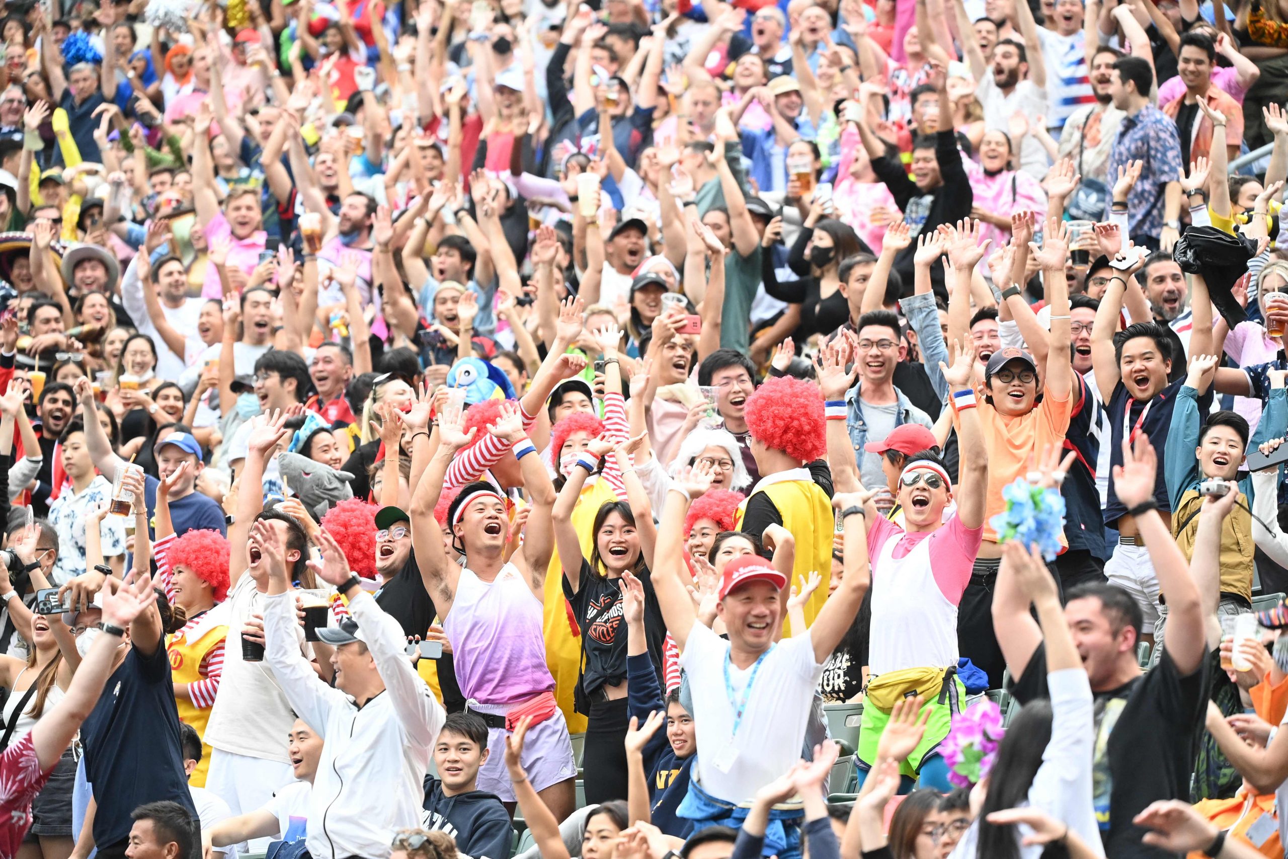 香港解封首个周末酒吧人山人海 烧烤一炉难求