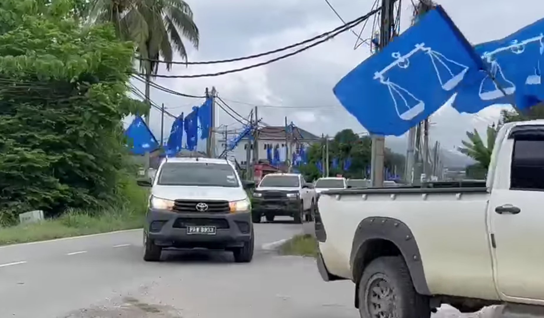 马华及行动党榴梿农民支持者纷纷出动数十辆四驱车造势,互别苗头