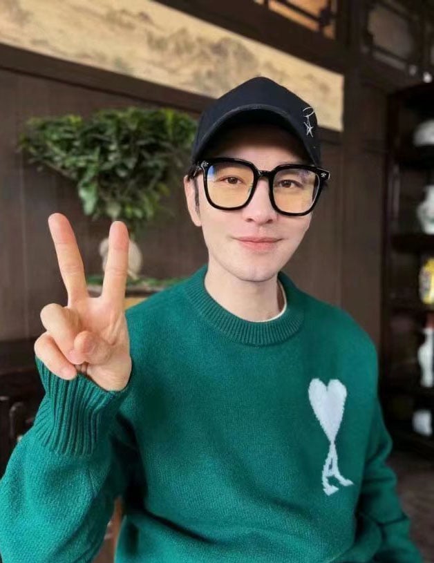 黄晓明带新欢聚餐 情侣装滑手机泄蜜