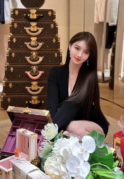 黄晓明带新欢聚餐 情侣装滑手机泄蜜