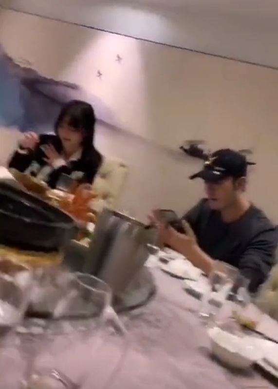 黄晓明带新欢聚餐 情侣装滑手机泄蜜