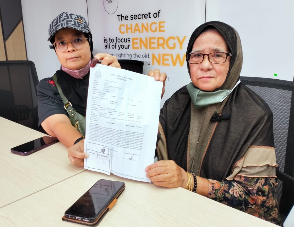 (全国版)七旬老妇今日兴致勃勃到投票中心要履行公民责任时,却被告知名字已被划线,无法再投票。