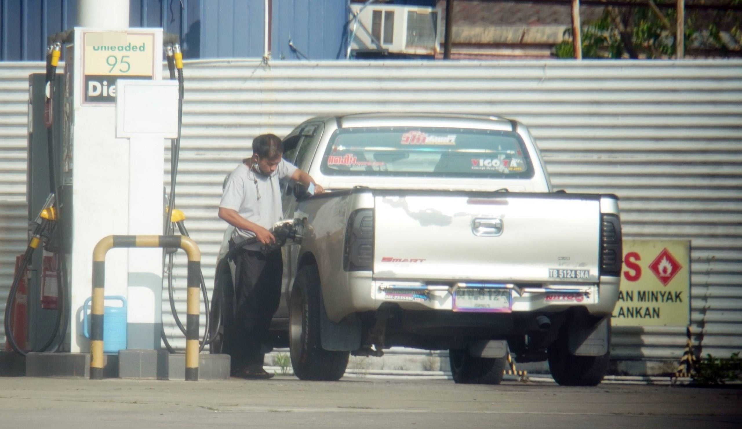 （全国版）走私燃油活动再增猖獗，泰车超过边境20公里油站“收集”津贴燃油贩运到泰