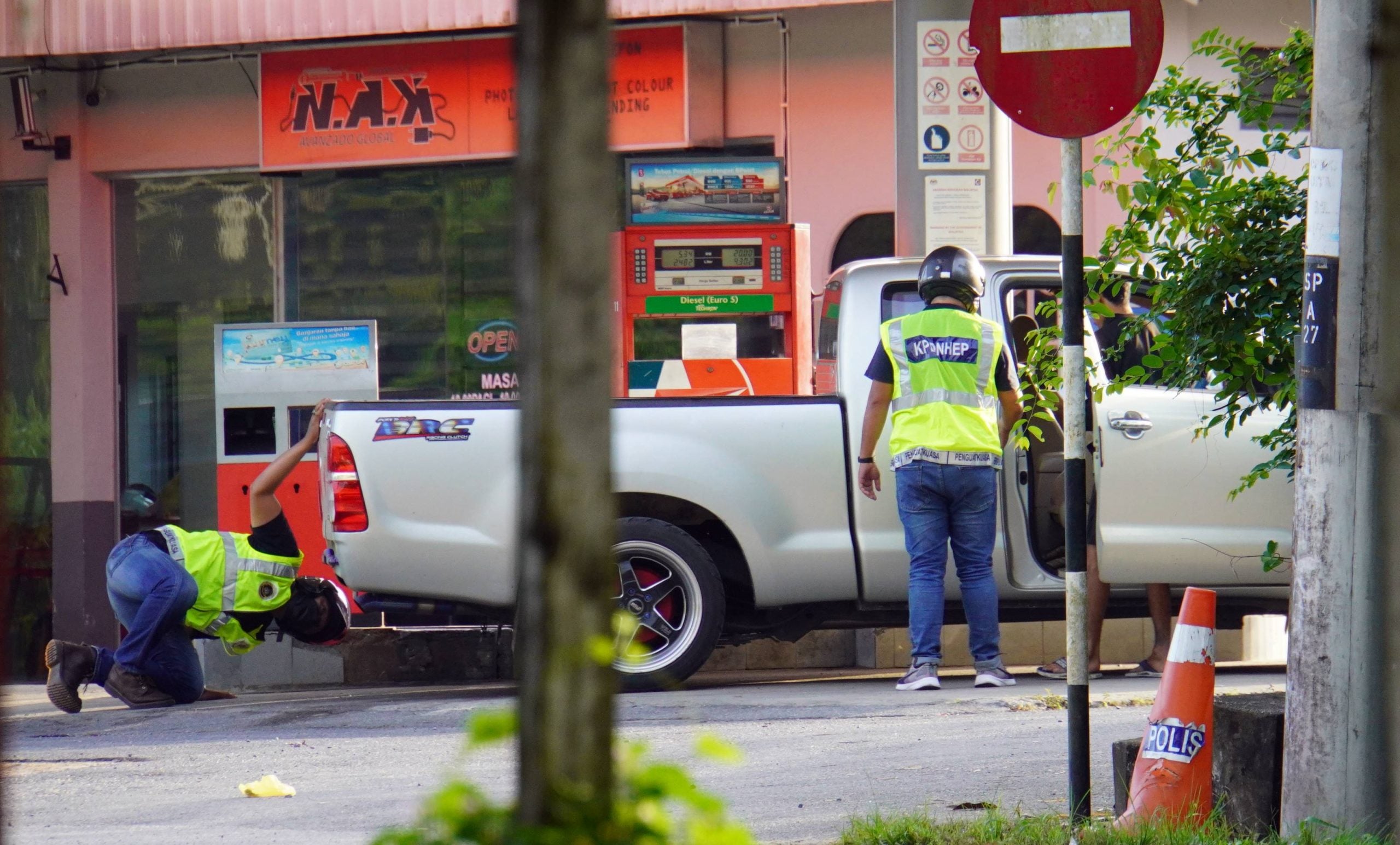 （全国版）走私燃油活动再增猖獗，泰车超过边境20公里油站“收集”津贴燃油贩运到泰