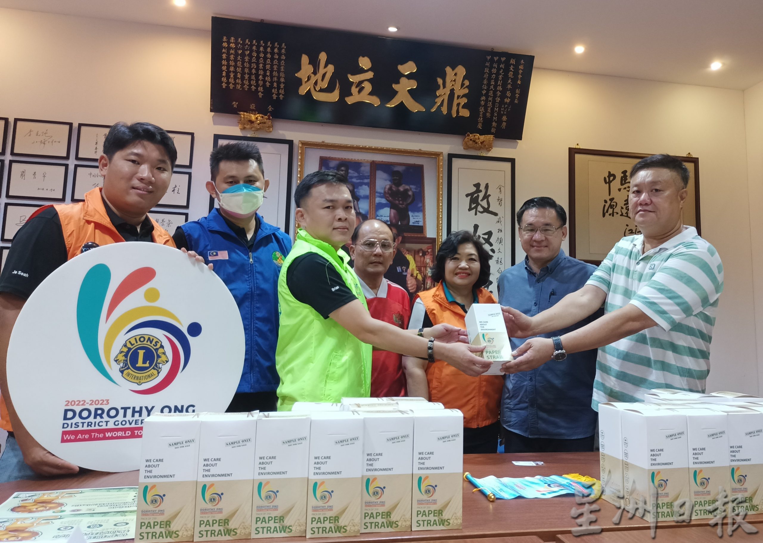 (古城封底副文)马六甲丹绒比拉拉狮子会赞助700箱纸吸管给甲市区小贩