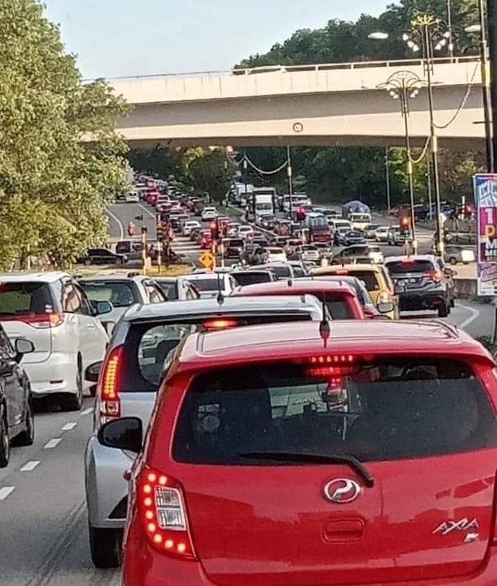 州政府大厦交通灯引大塞车