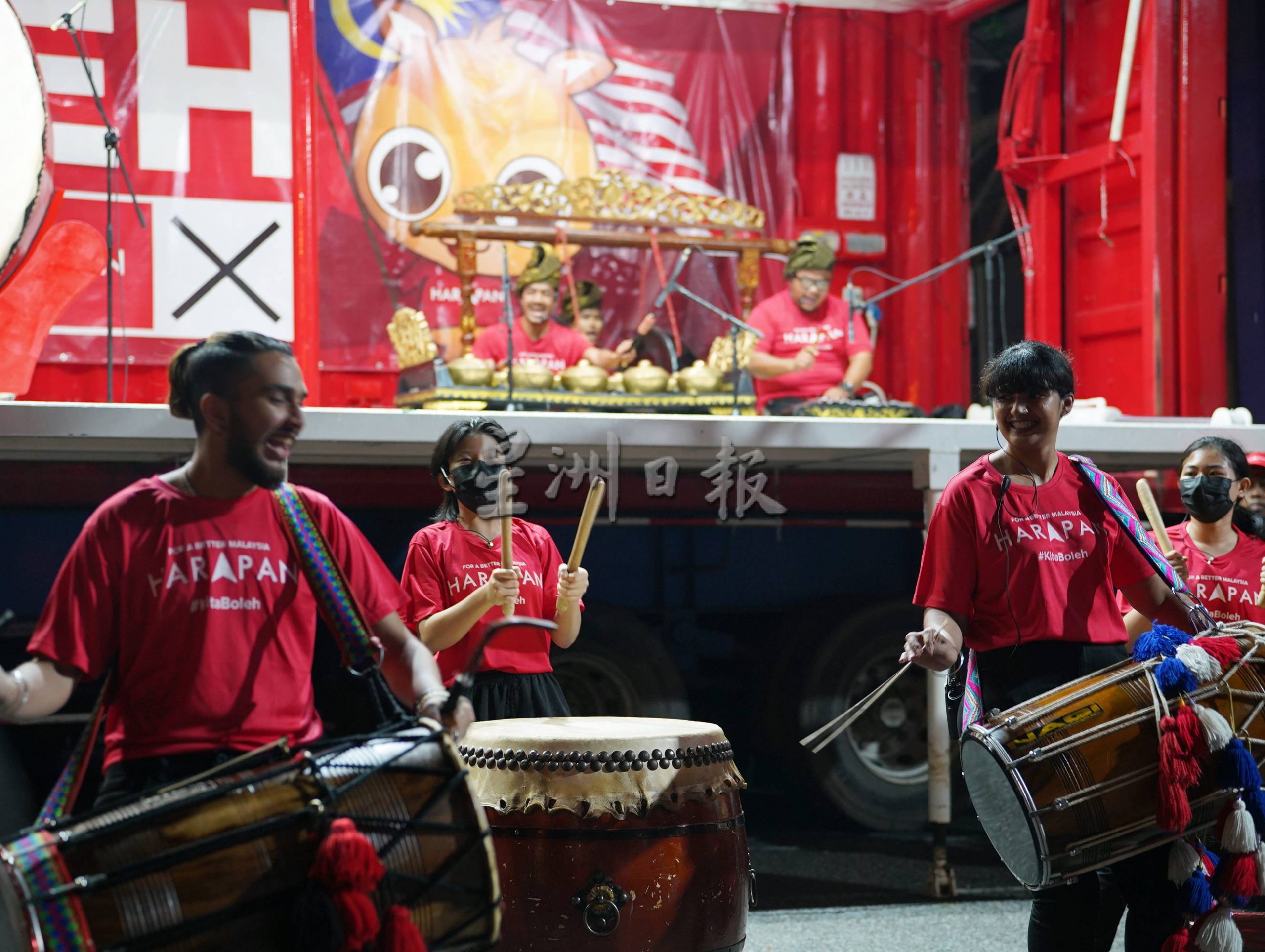 （古城封面主文）提名后首个黄金周日，希盟战车及佳果造势千人出席，为竞选期“战斗”拉开序幕