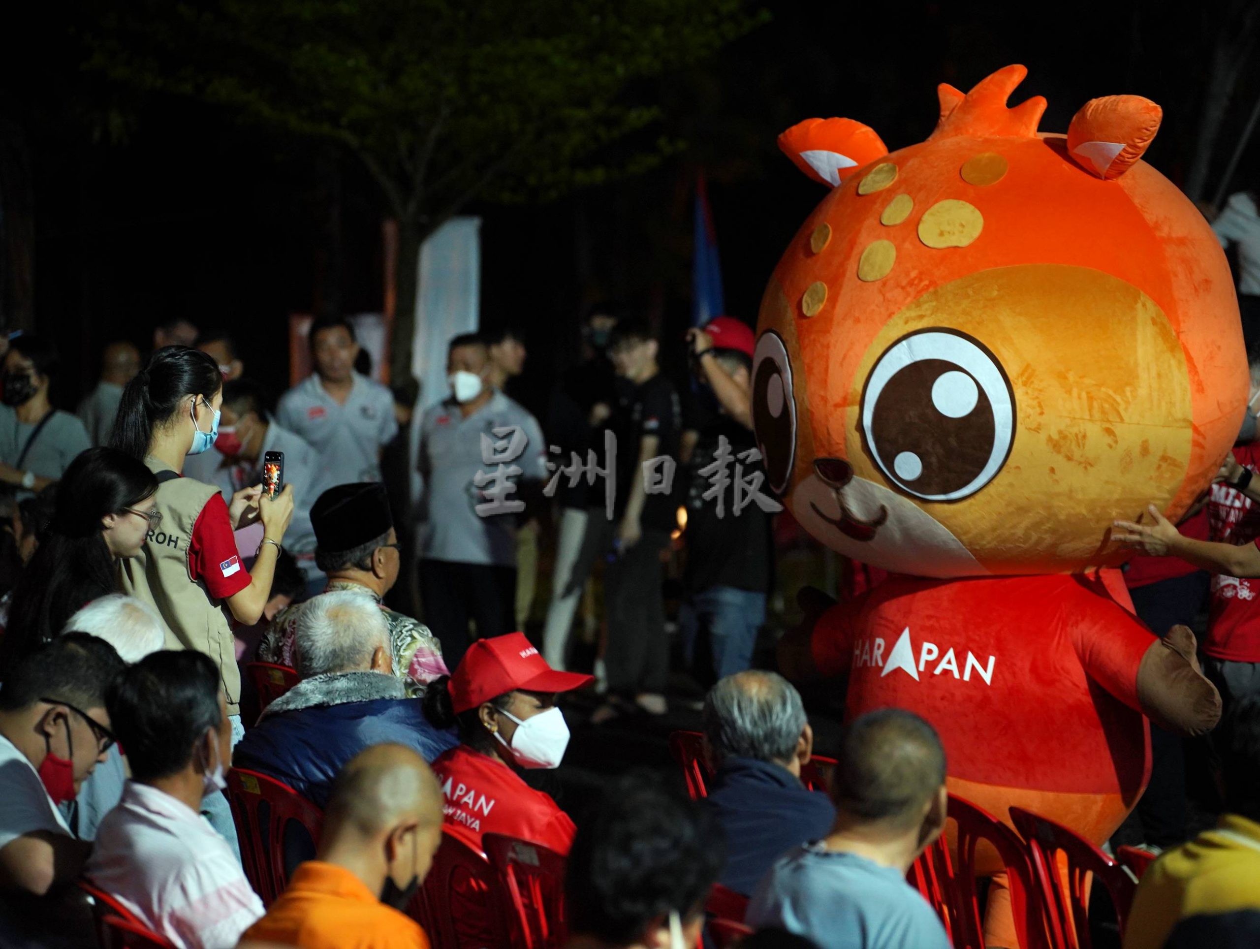 （古城封面主文）提名后首个黄金周日，希盟战车及佳果造势千人出席，为竞选期“战斗”拉开序幕