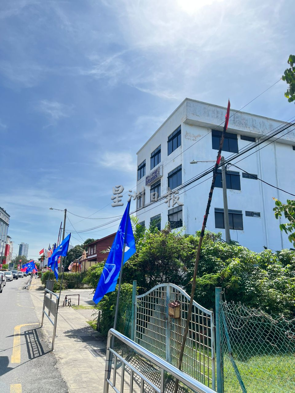 (古城第二版副文)又有两支希盟旗帜被烧毁