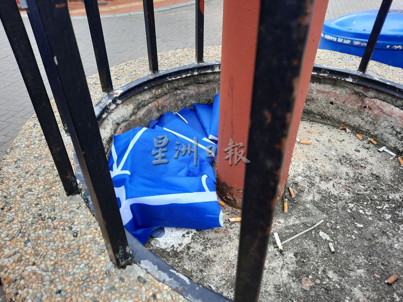 (古城第五版主文)甲市区国阵旗帜被拆、旗杆被折断