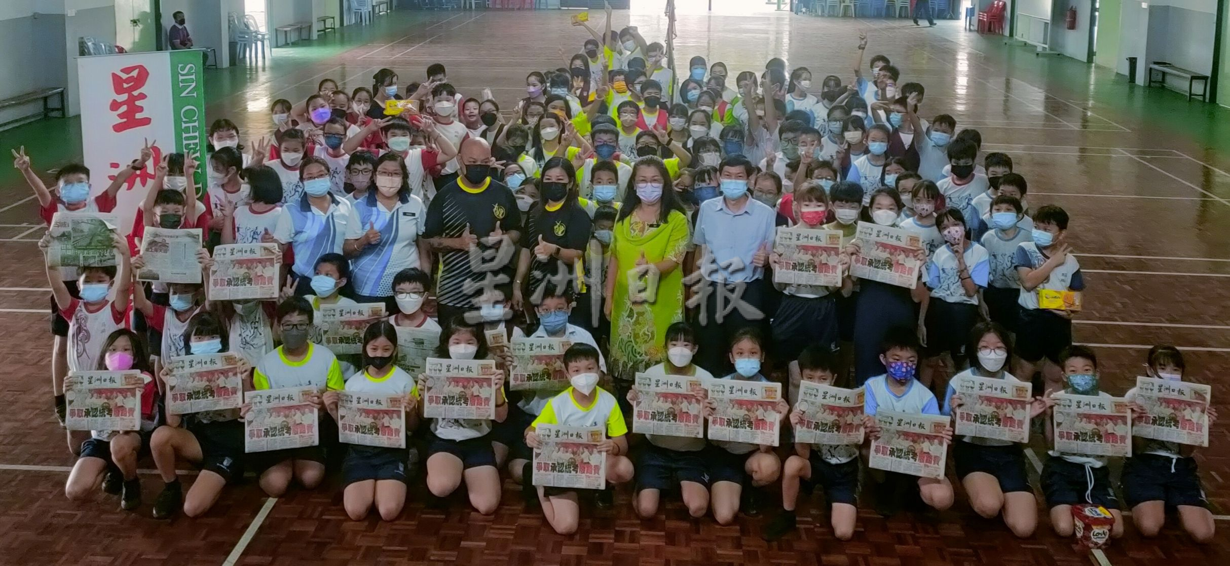 (古城第六版主文)女煌堂慈善团响应星洲日报学生阅报计划 赠报予玛琳华小一年