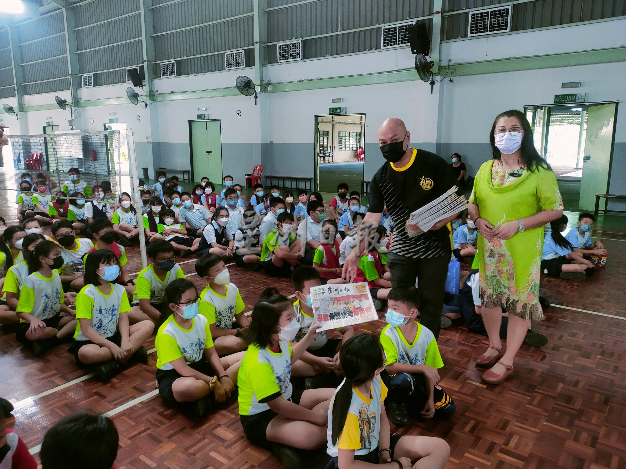 (古城第六版主文)女煌堂慈善团响应星洲日报学生阅报计划 赠报予玛琳华小一年