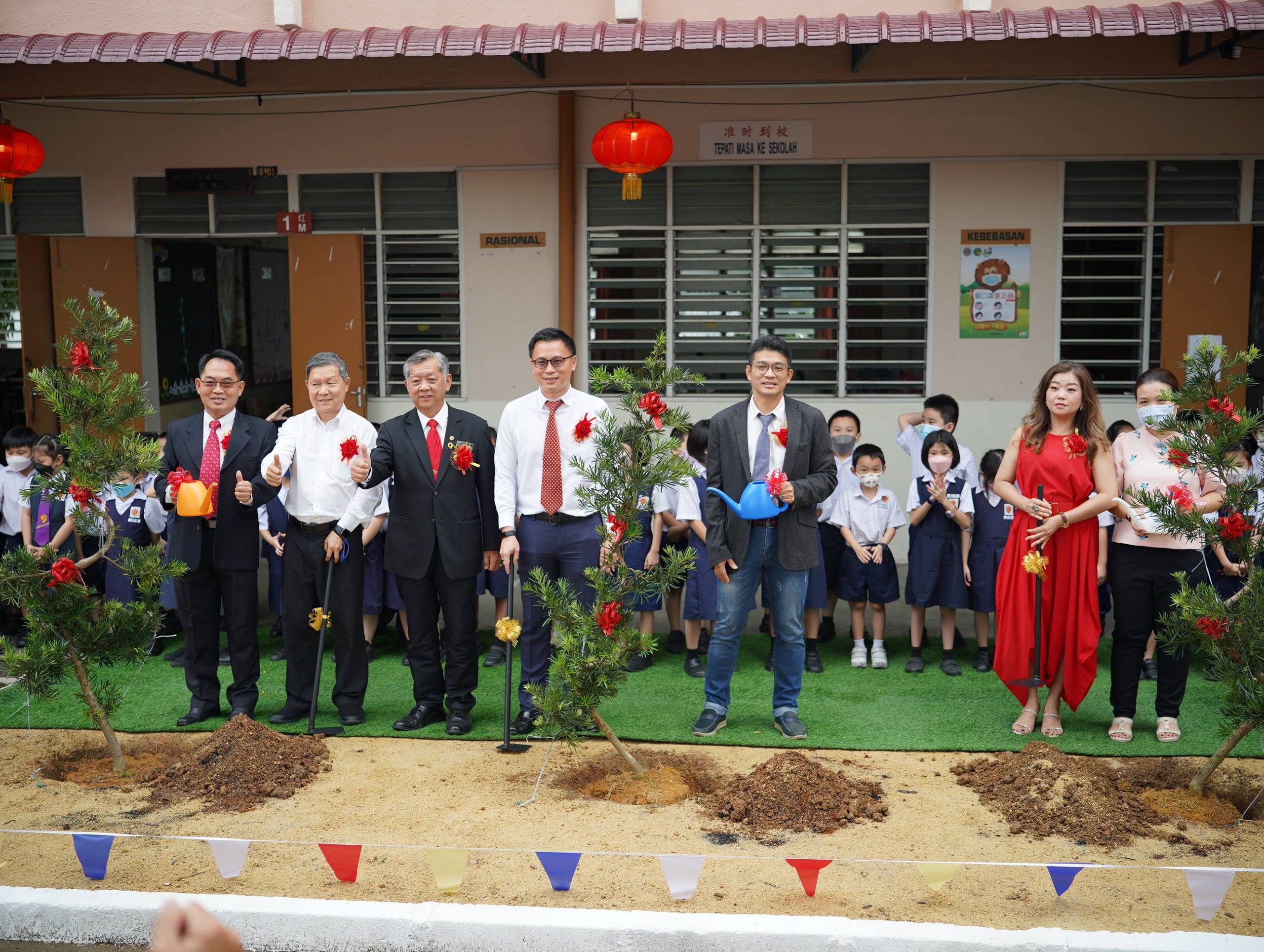 （古城第四版主文）培二校庆，精彩演出、植树、打卡角落落成、乒乓室命名仪式等，为该校增添新气象