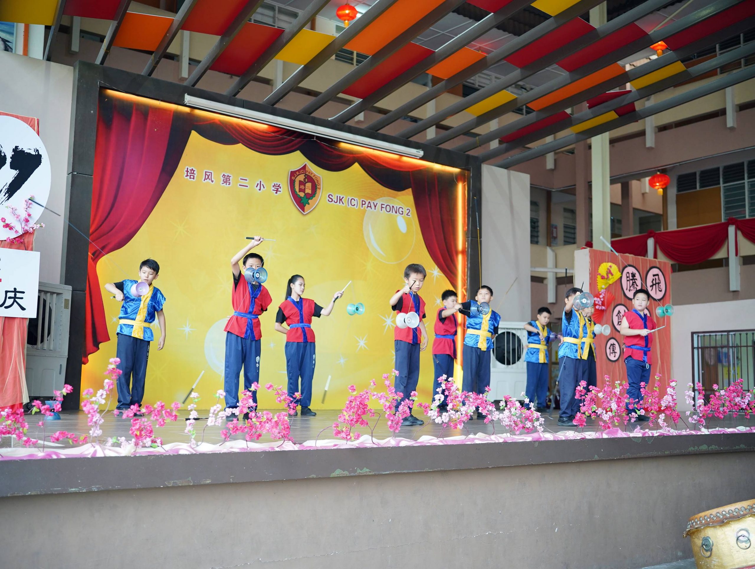 （古城第四版主文）培二校庆，精彩演出、植树、打卡角落落成、乒乓室命名仪式等，为该校增添新气象