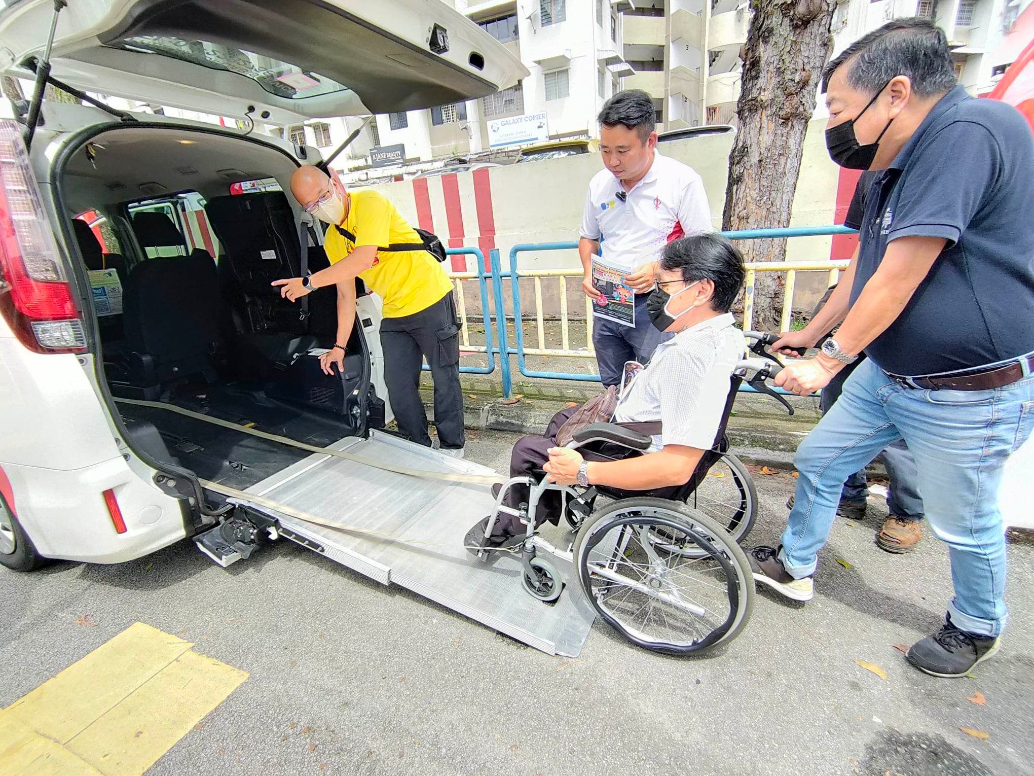 (大北马) 亚依淡区非政府组织免费载送障友、独居老人投票