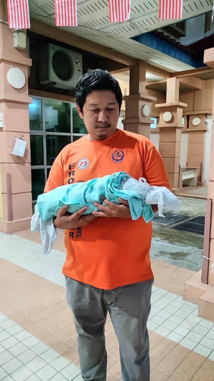 32岁女被亲戚强奸诞女,女婴生后不久夭折!