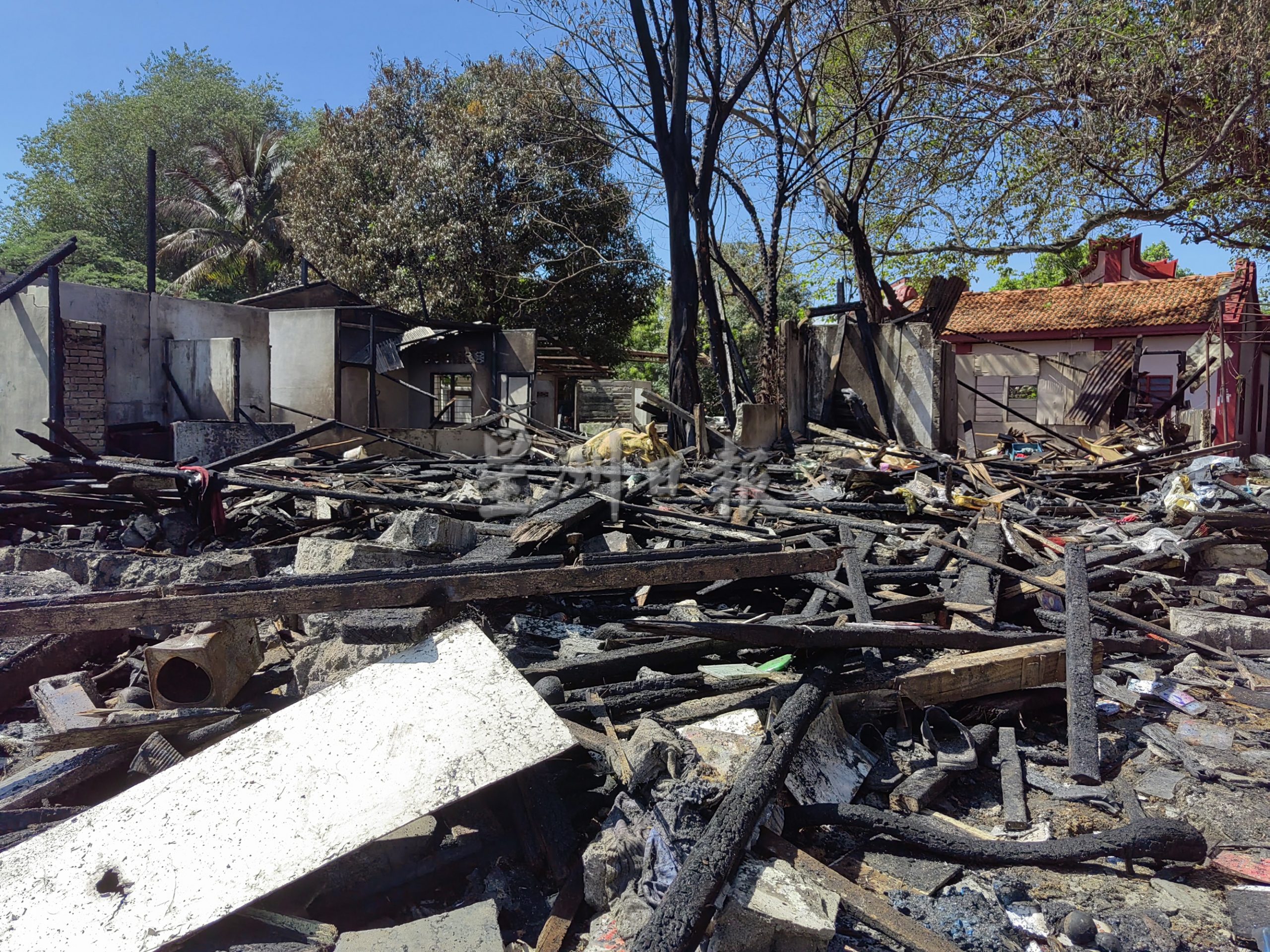 (大北马)心痛!老街场关帝庙附近6木屋被烧,连嫁女嫁妆也烧毁!