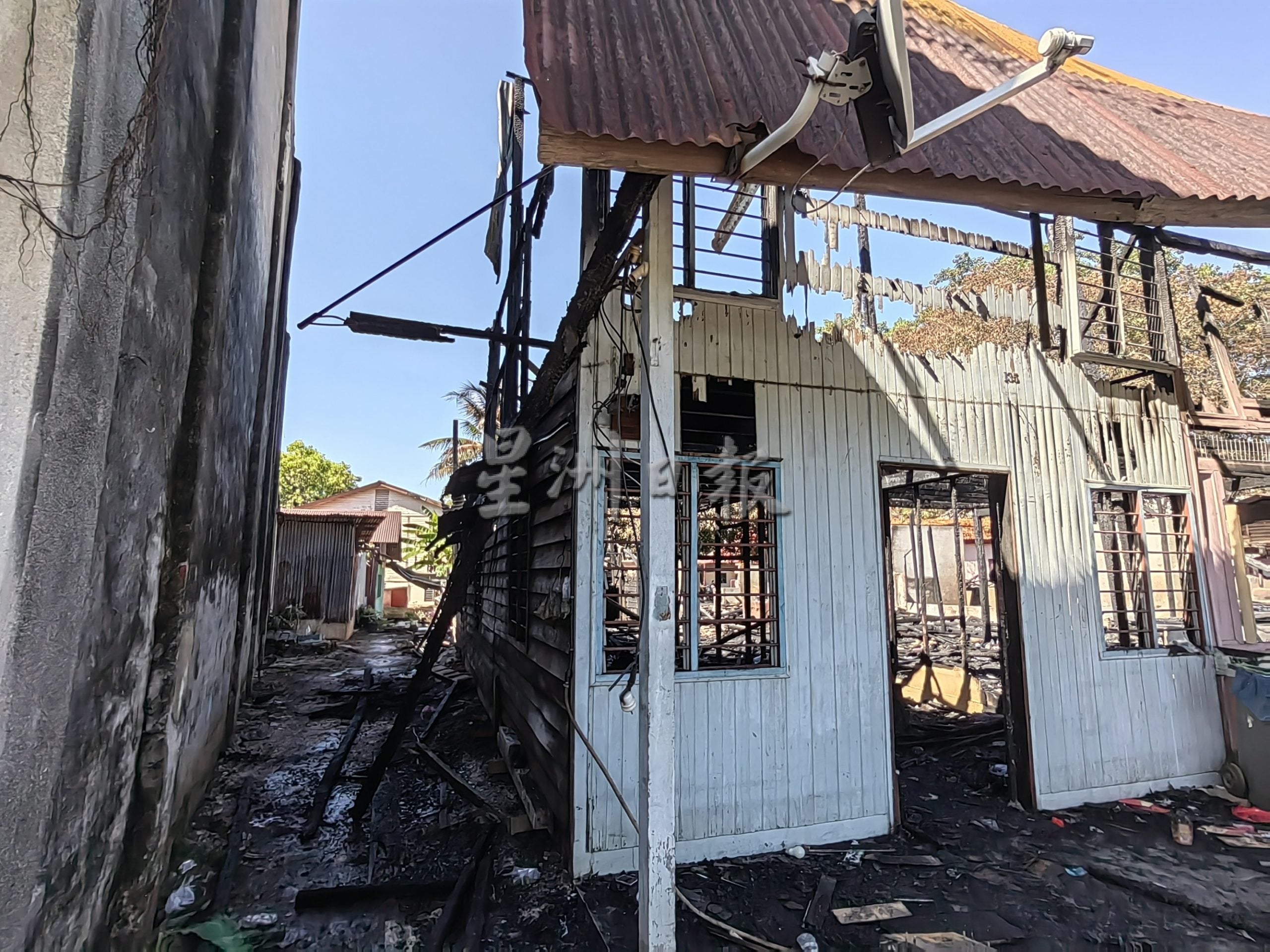 (大北马)心痛!老街场关帝庙附近6木屋被烧,连嫁女嫁妆也烧毁!