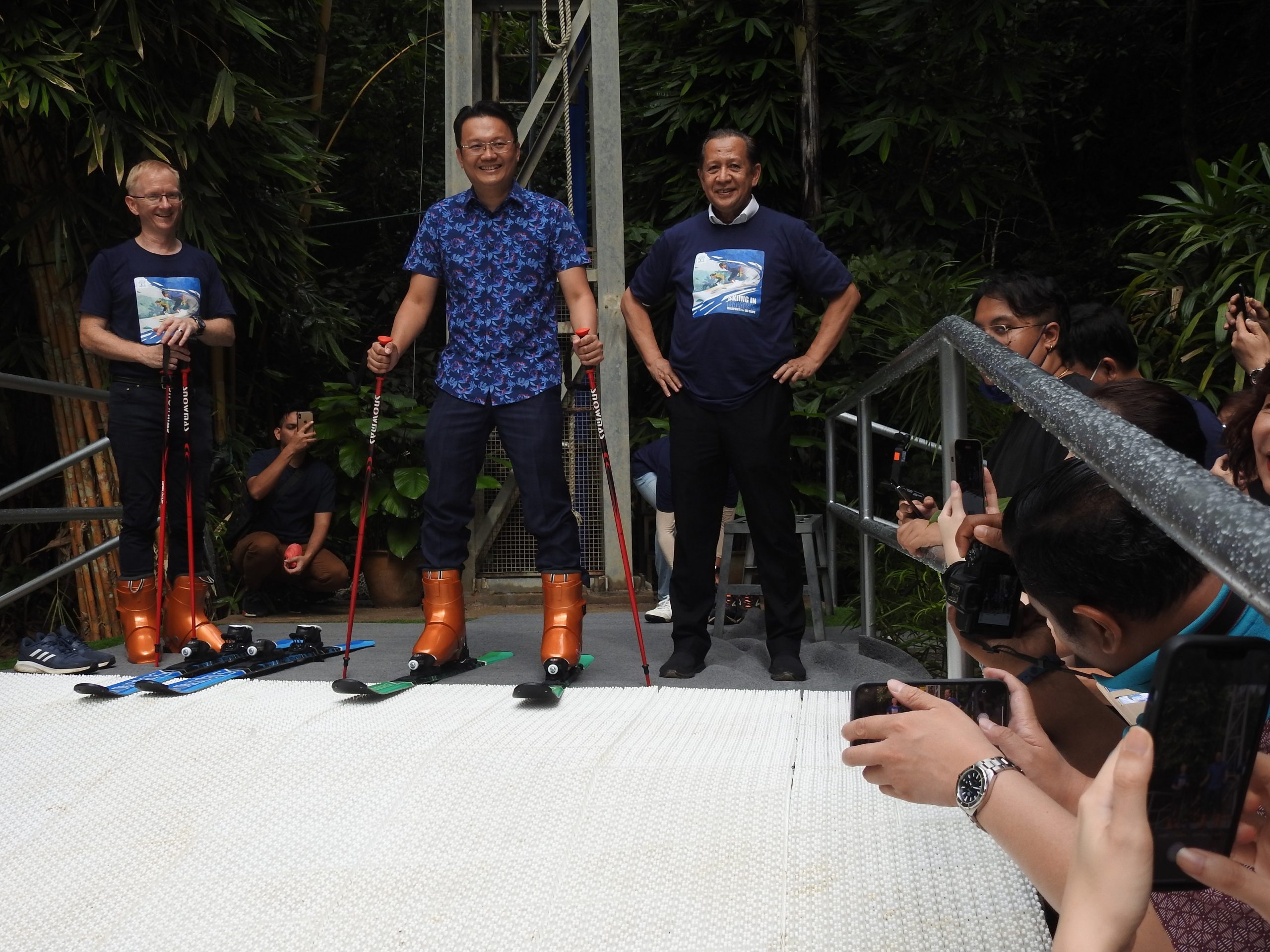 (大北马)杨顺兴行政议员学滑雪3次一开步就跌倒,最后坚持慢慢的滑到终点