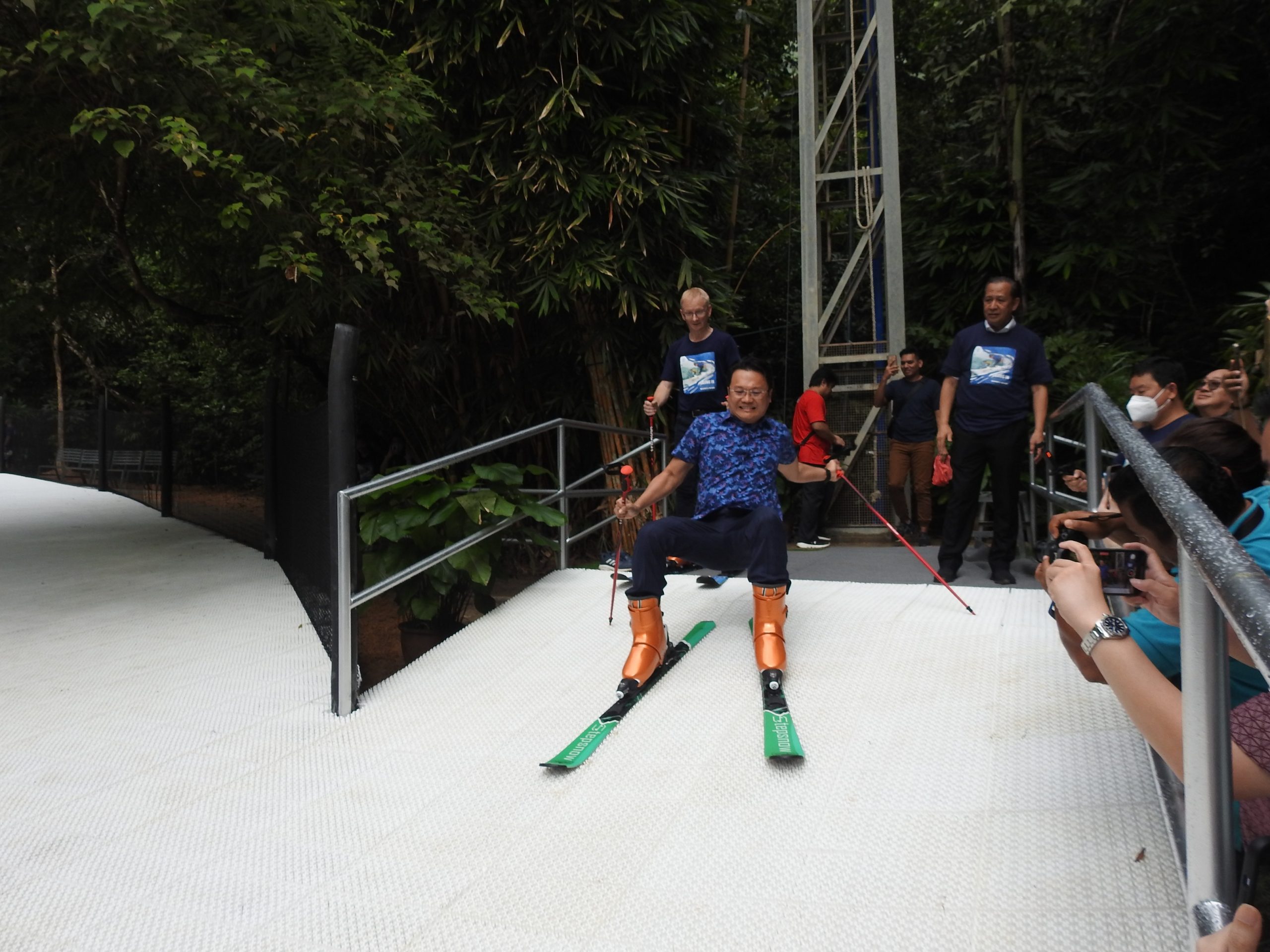 (大北马)杨顺兴行政议员学滑雪3次一开步就跌倒,最后坚持慢慢的滑到终点