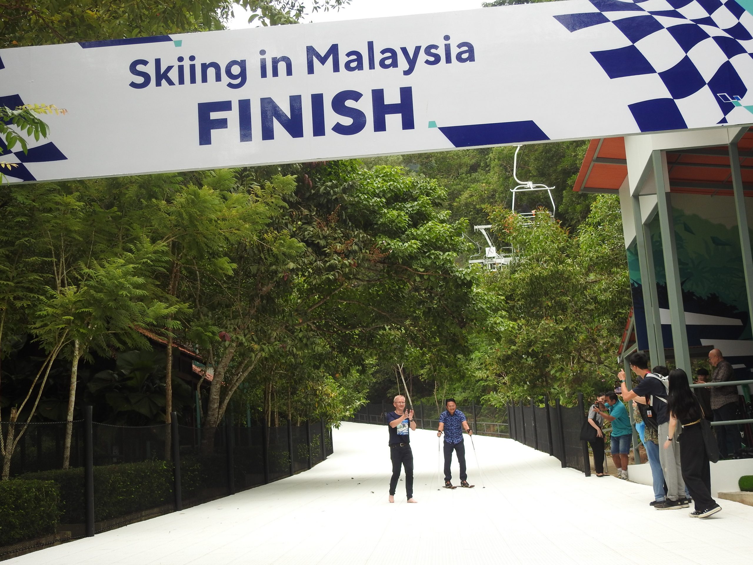 (大北马)杨顺兴行政议员学滑雪3次一开步就跌倒,最后坚持慢慢的滑到终点