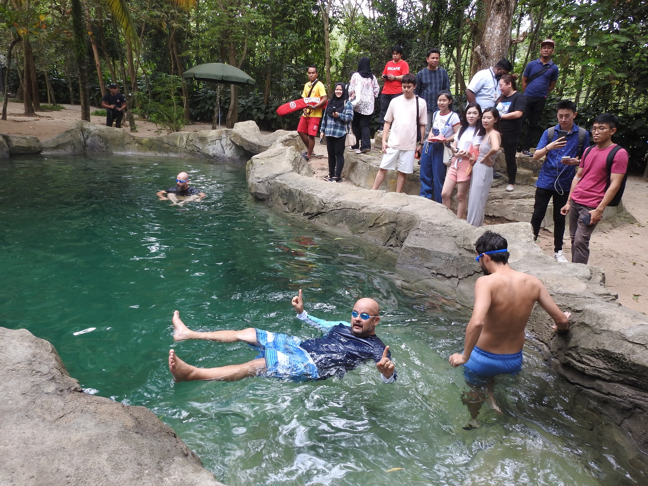 (大北马)杨顺兴行政议员学滑雪3次一开步就跌倒,最后坚持慢慢的滑到终点