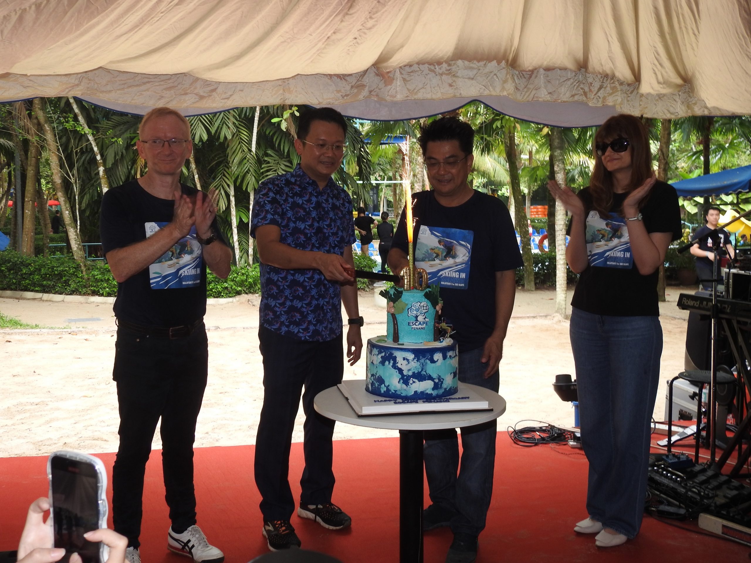 (大北马)杨顺兴行政议员学滑雪3次一开步就跌倒,最后坚持慢慢的滑到终点