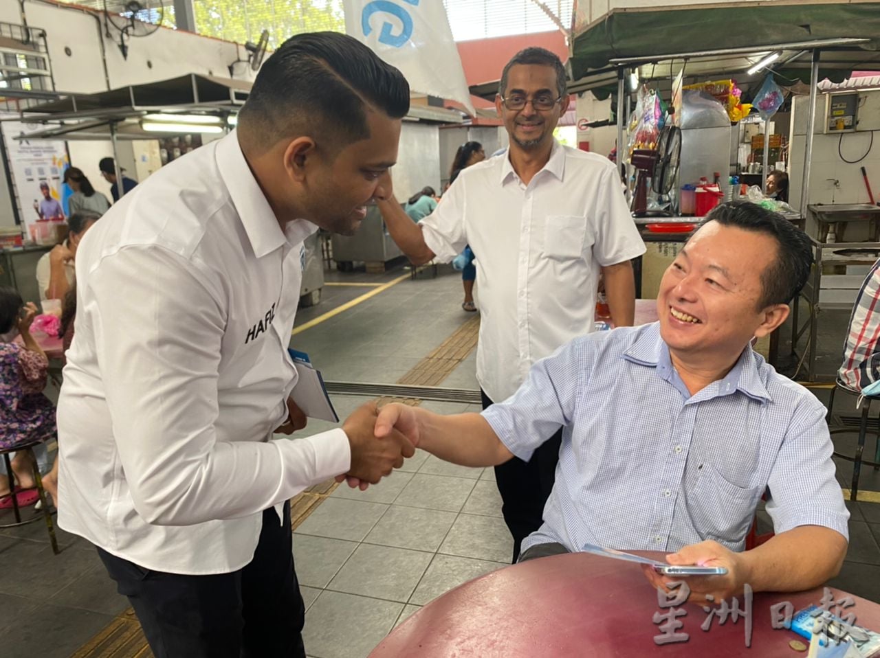 （大北马）胡德春与莫哈末哈菲斯王俊畅路巴刹票巧遇，相互鼓励一片和气。