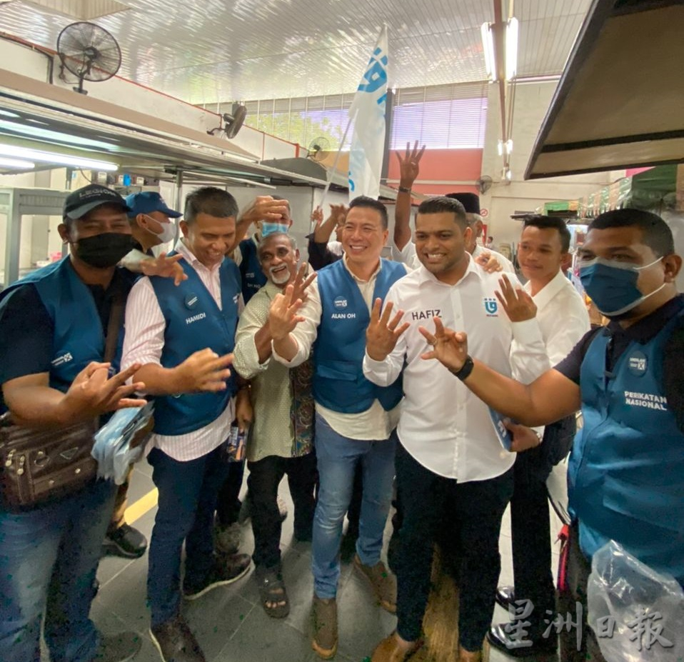 （大北马）胡德春与莫哈末哈菲斯王俊畅路巴刹票巧遇，相互鼓励一片和气。