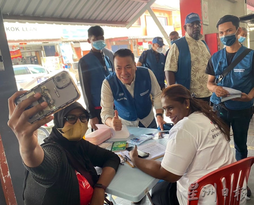 （大北马）胡德春与莫哈末哈菲斯王俊畅路巴刹票巧遇，相互鼓励一片和气。