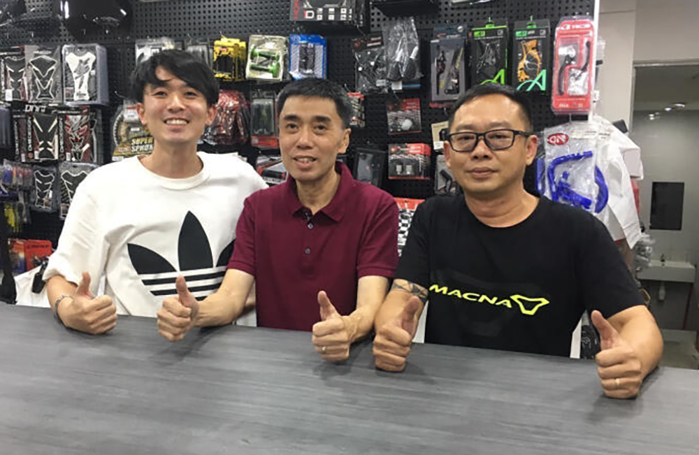 白手起家开摩托车行 老板退休后赠老员工百万股权