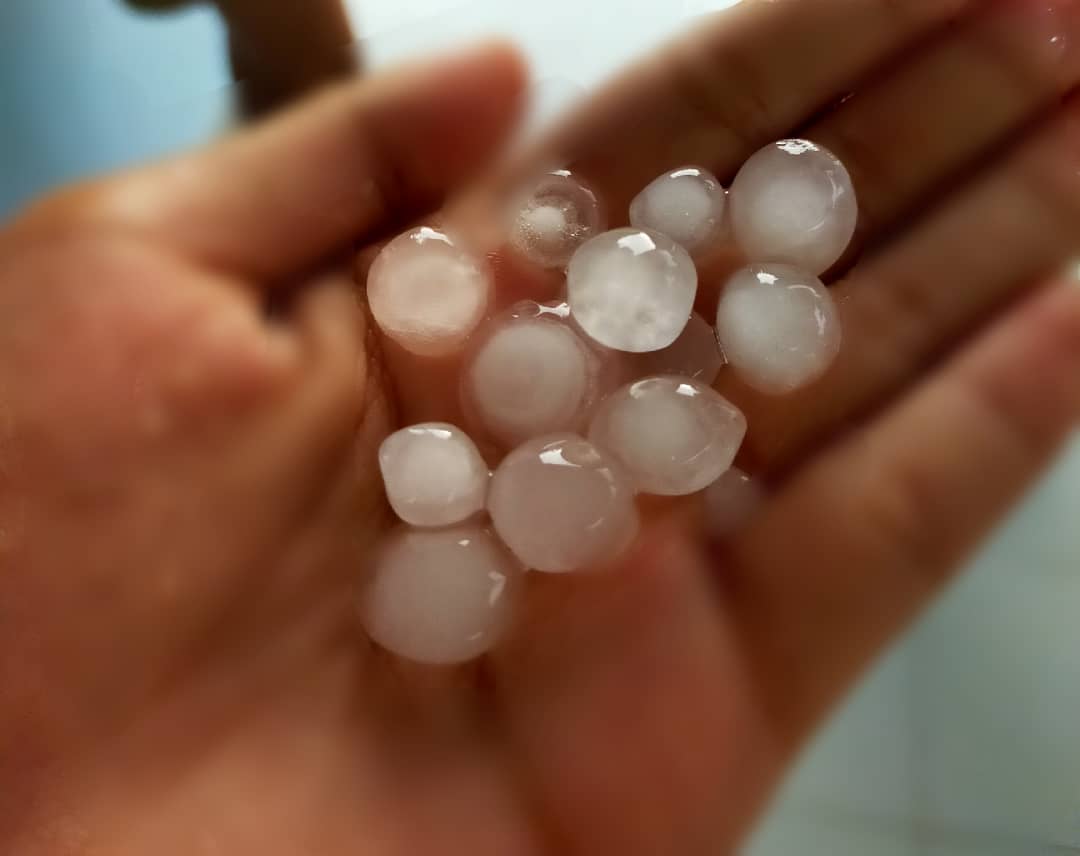 (已签发)柔:东甲县数区下冰雹雨,居民问“要变天了?”