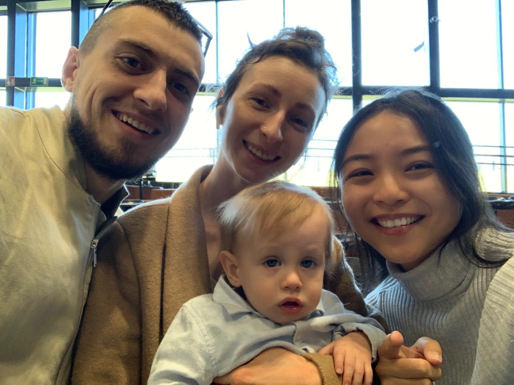 新加坡年轻女子独自到波兰 助乌克兰难民